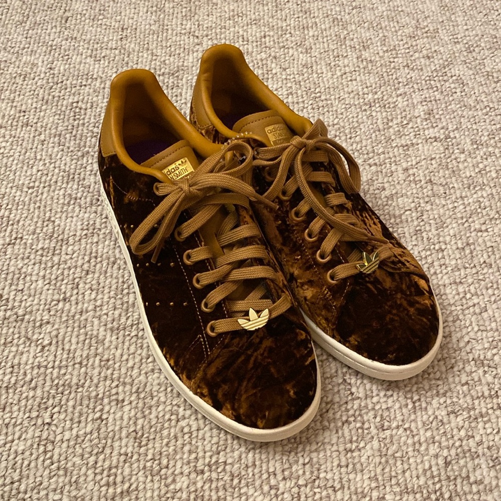 BNWOT Adidas Gold Crushed Velvet Stan Smith Sneakers